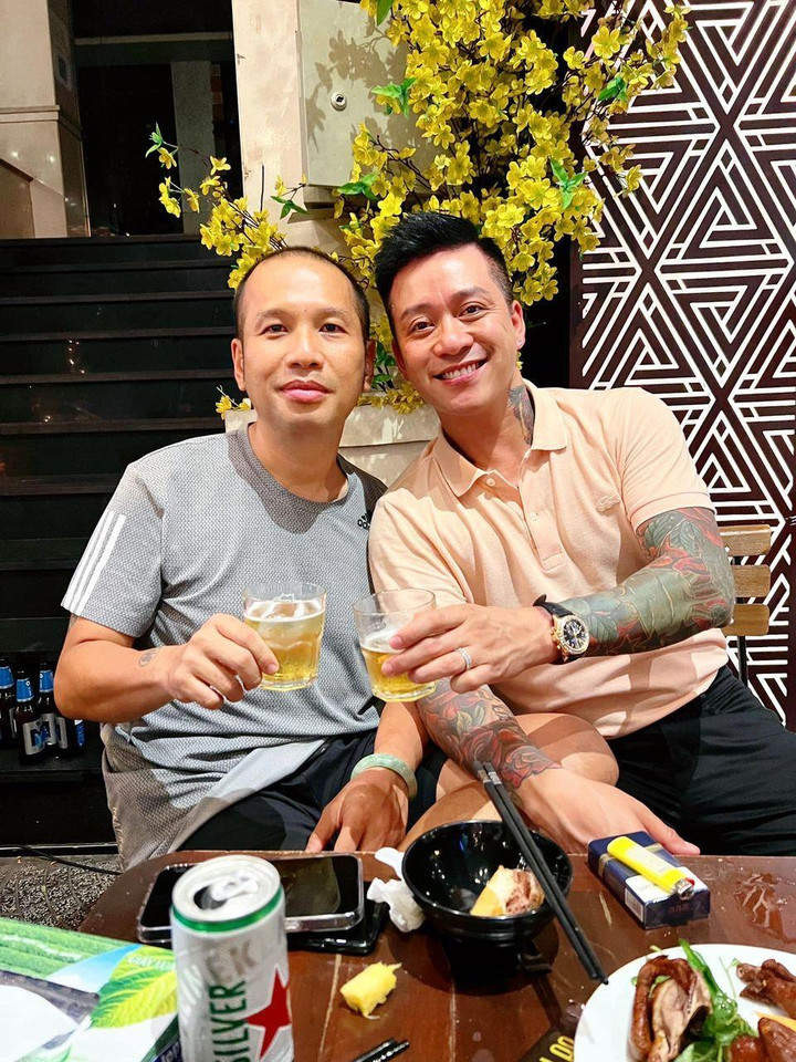 Sao Việt 12/5: Chồng cũ Phạm Quỳnh Anh gầy xanh xao bên cạnh Tuấn Hưng - 1