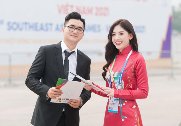 Nhan sắc xinh đẹp của MC Minh Đức dẫn lễ Thượng cờ SEA Games 31 - 1