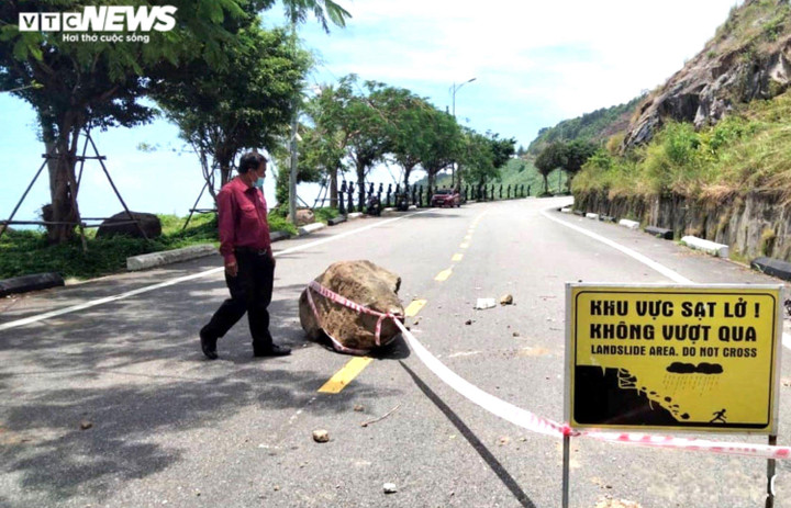 Kinh hãi những khối đá nặng cả tấn rơi trên tuyến đường du lịch bán đảo Sơn Trà - 2
