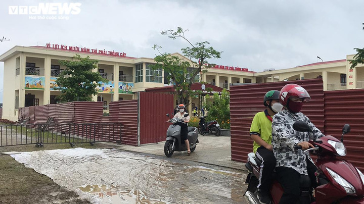 Cổng trường gãy đổ nghi bên trong không sắt thép: Ban quản lý dự án lên tiếng - 3