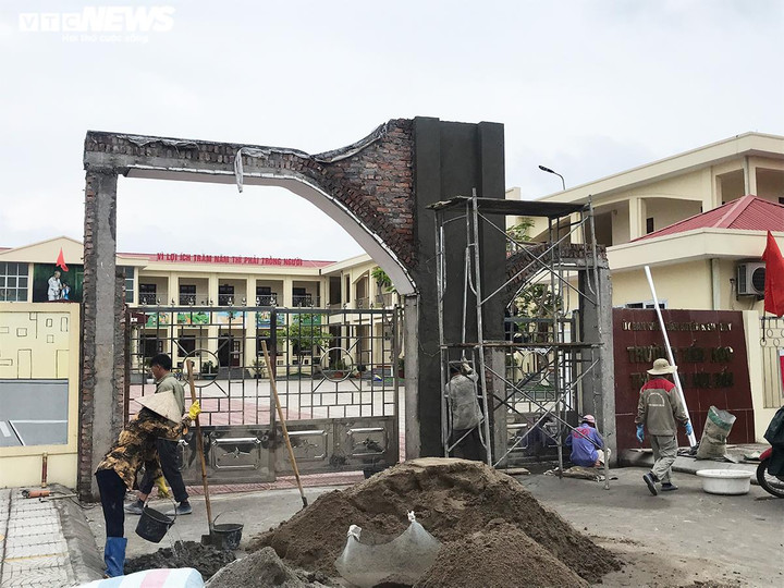 Cổng trường gãy đổ nghi bên trong không sắt thép: Ban quản lý dự án lên tiếng - 2