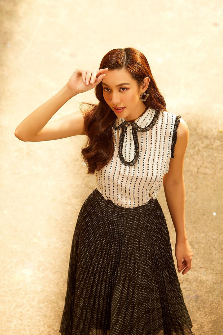 Hoa hậu Thuỳ Tiên mặc 'kín bưng' mà vẫn quyến rũ - 7