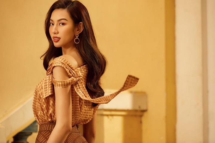 Hoa hậu Thuỳ Tiên mặc 'kín bưng' mà vẫn quyến rũ - 1