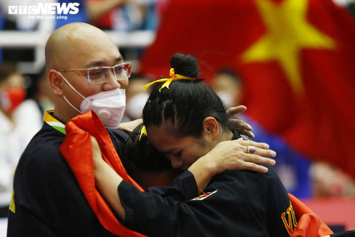 Võ sĩ Việt Nam bật khóc sau khi giành HCV SEA Games 31 - 2
