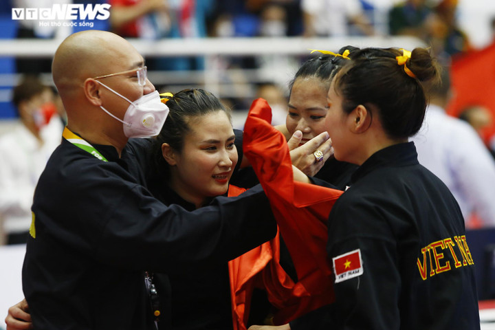 Võ sĩ Việt Nam bật khóc sau khi giành HCV SEA Games 31 - 1
