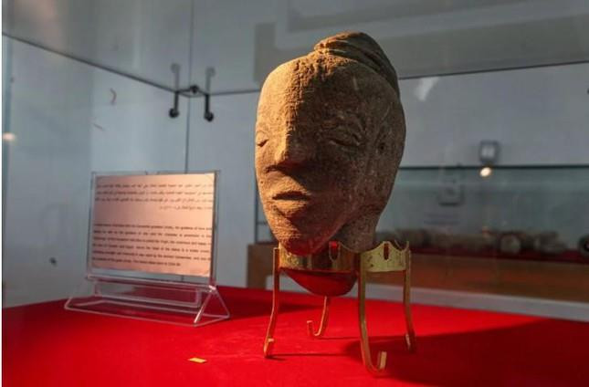 Bất ngờ đào được tác phẩm điêu khắc nữ thần quý giá 4.500 năm tuổi - 4