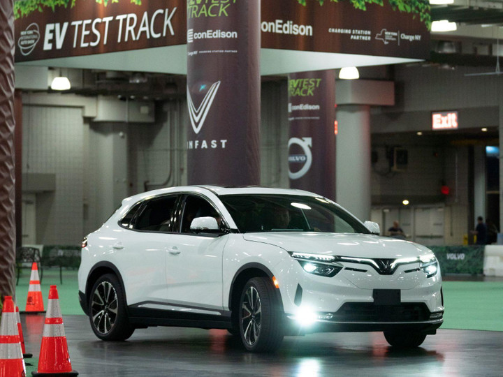 Công bố giá thuê pin xe ô tô điện Vinfast VF 8 và VF 9 tại Canada - 1