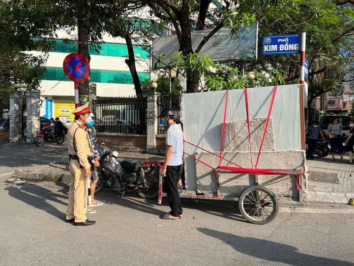 Hà Nội tạm giữ hơn 20 xe tự chế chở hàng cồng kềnh, tài xế nói do 'mưu sinh' - 1