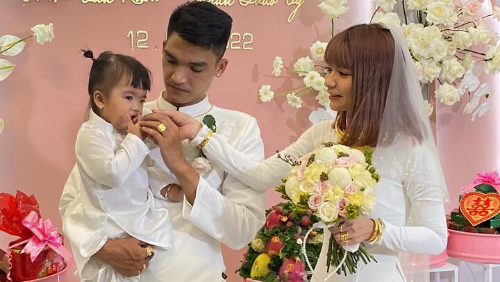 Mạc Văn Khoa lái xe máy Dream cũ đi hỏi vợ - 6