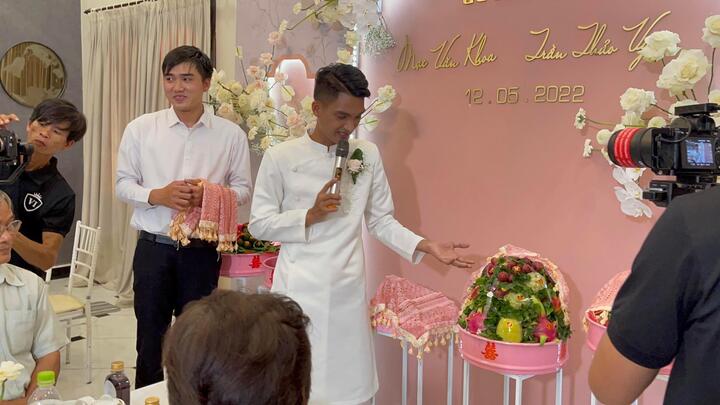 Mạc Văn Khoa lái xe máy Dream cũ đi hỏi vợ - 4