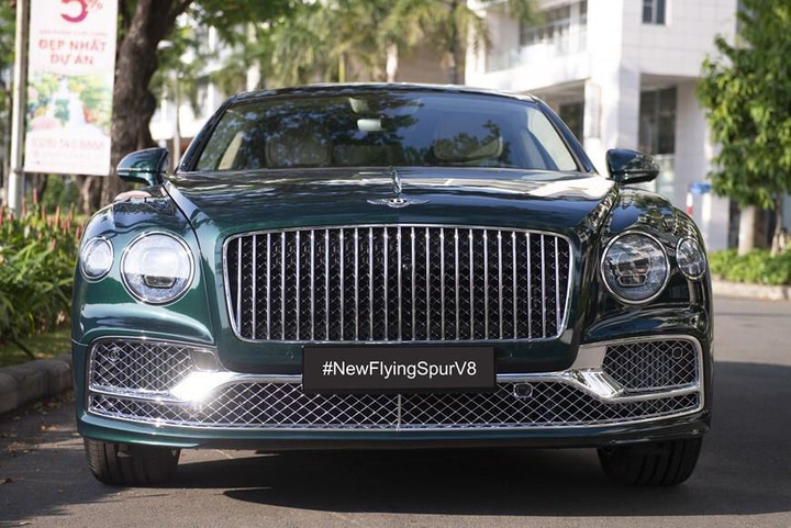 Ngắm siêu xe Bentley Flying Spur V8 màu xanh độc lạ cập bến Việt Nam - 3