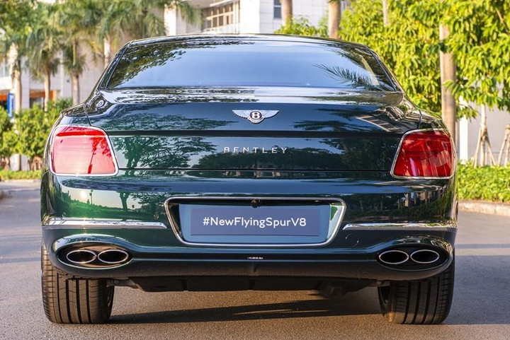 Ngắm siêu xe Bentley Flying Spur V8 màu xanh độc lạ cập bến Việt Nam - 4