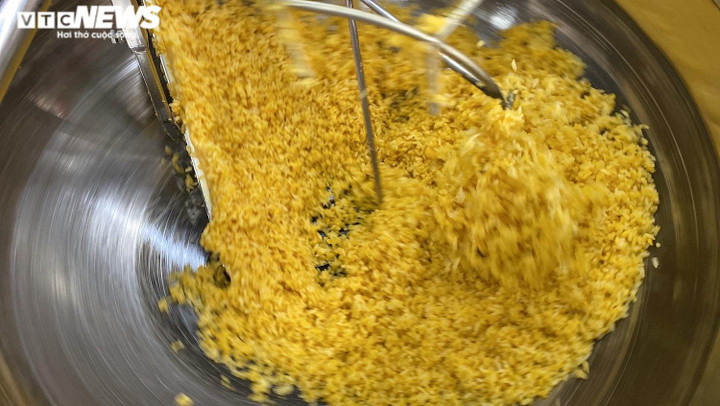 Rang cơm bằng máy, chủ quán rảnh tay đếm tiền trăm suất - 4