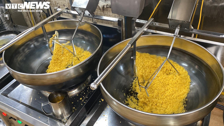 Rang cơm bằng máy, chủ quán rảnh tay đếm tiền trăm suất - 3