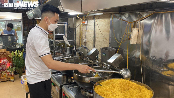 Rang cơm bằng máy, chủ quán rảnh tay đếm tiền trăm suất - 5