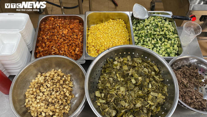 Rang cơm bằng máy, chủ quán rảnh tay đếm tiền trăm suất - 9