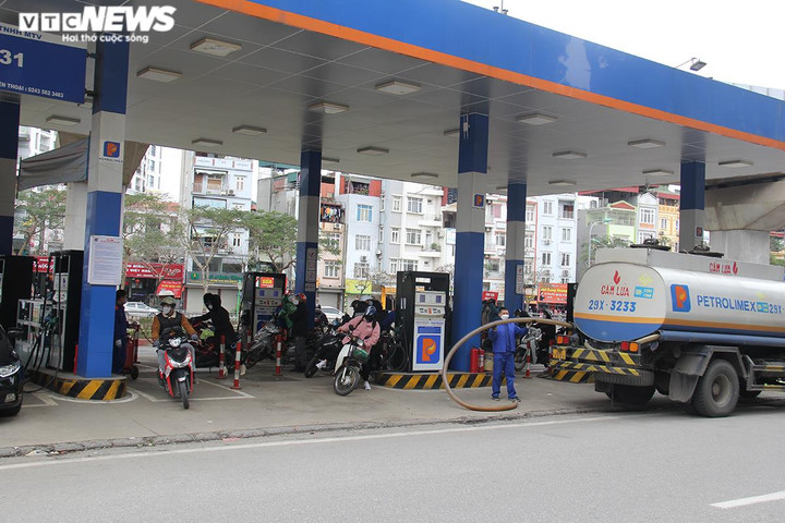 'Bão' giá xăng dầu tăng cao tác động thế nào đến kinh tế? - 1