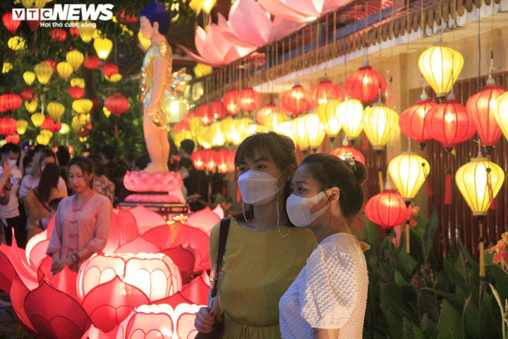 TP.HCM: Biển người đổ về chùa Pháp Hoa thả hoa đăng mừng dịp lễ Phật đản - 6