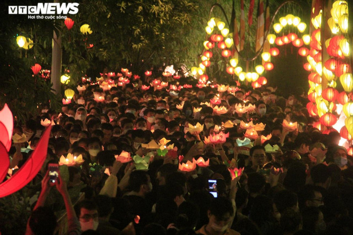 TP.HCM: Biển người đổ về chùa Pháp Hoa thả hoa đăng mừng dịp lễ Phật đản - 12