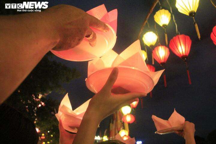 TP.HCM: Biển người đổ về chùa Pháp Hoa thả hoa đăng mừng dịp lễ Phật đản - 13