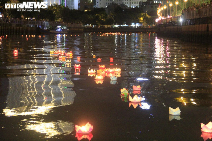 TP.HCM: Biển người đổ về chùa Pháp Hoa thả hoa đăng mừng dịp lễ Phật đản - 16