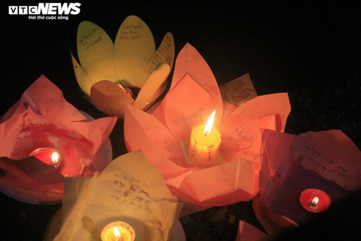 TP.HCM: Biển người đổ về chùa Pháp Hoa thả hoa đăng mừng dịp lễ Phật đản - 17