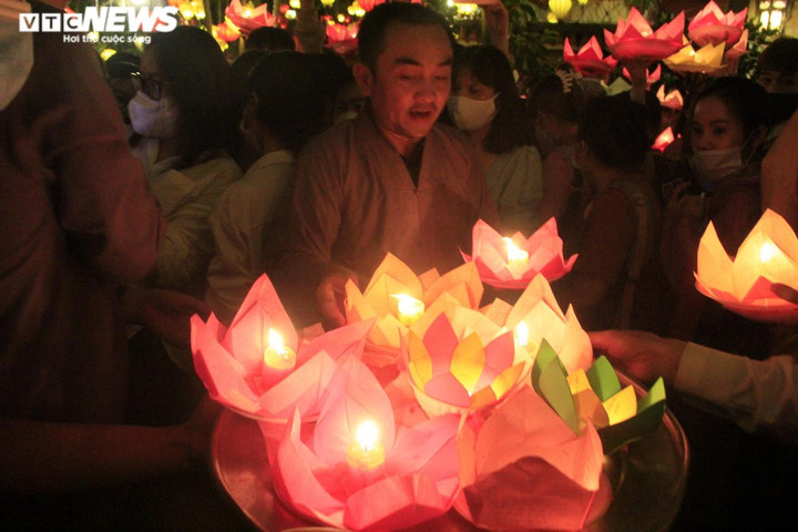 TP.HCM: Biển người đổ về chùa Pháp Hoa thả hoa đăng mừng dịp lễ Phật đản - 9