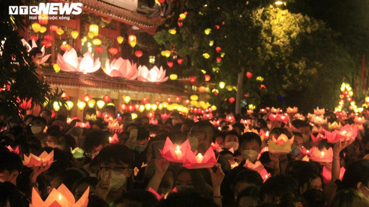 TP.HCM: Biển người đổ về chùa Pháp Hoa thả hoa đăng mừng dịp lễ Phật đản - 3