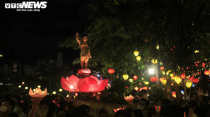 TP.HCM: Biển người đổ về chùa Pháp Hoa thả hoa đăng mừng dịp lễ Phật đản - 4