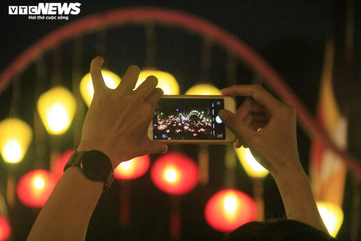 TP.HCM: Biển người đổ về chùa Pháp Hoa thả hoa đăng mừng dịp lễ Phật đản - 10
