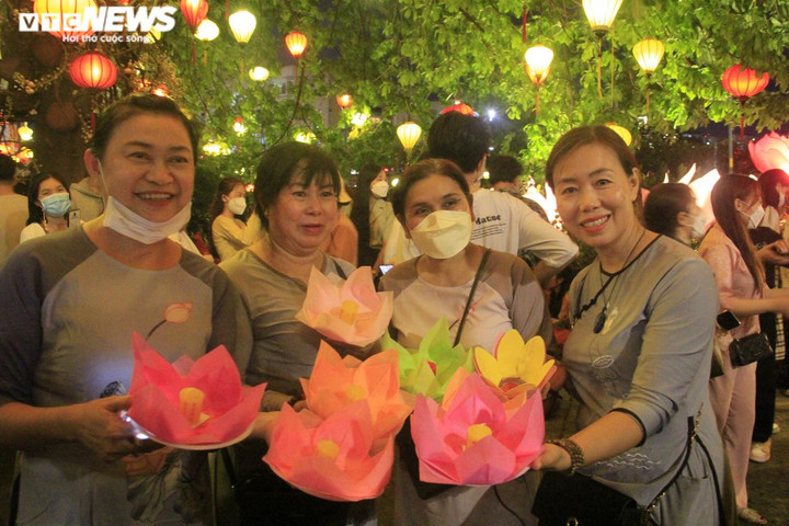 TP.HCM: Biển người đổ về chùa Pháp Hoa thả hoa đăng mừng dịp lễ Phật đản - 8