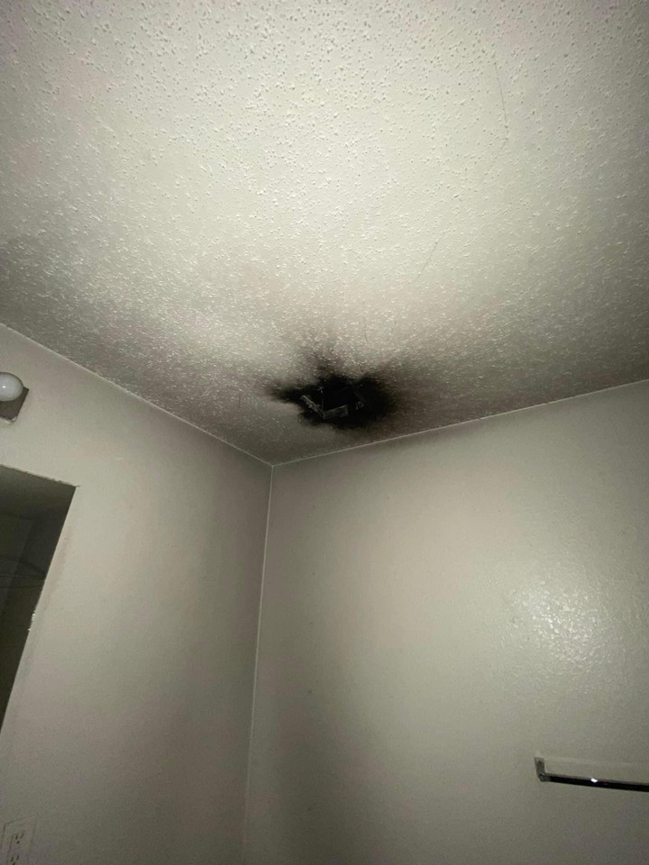 Hy hữu sét đánh vào toilet căn hộ, nhìn cảnh hiện trường mà không thể tin nổi - 2