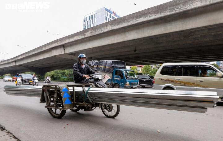 CSGT sao lại để xe ba bánh chở sắt thép nguy hiểm lộng hành đến vậy? - 1