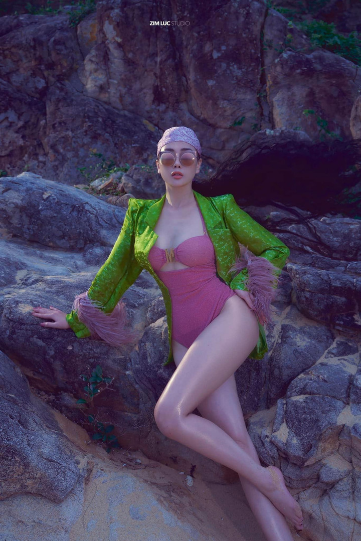 Sao Việt 14/5: 2 mỹ nhân gợi cảm nhất 'vũ trụ phim VTV' đua nhau khoe dáng - 6