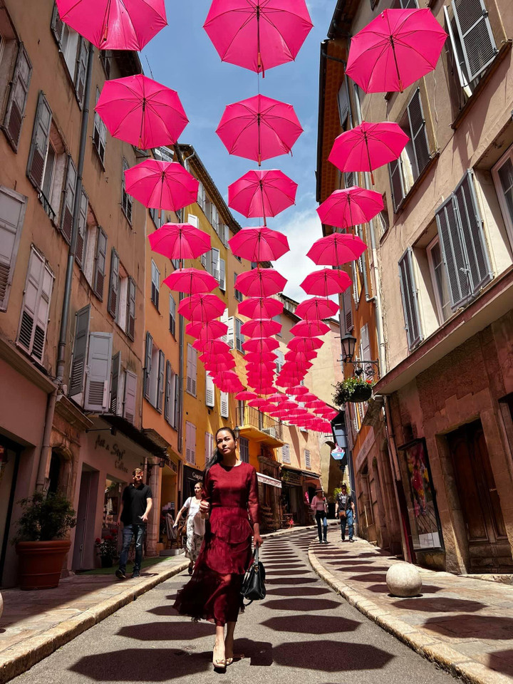 Sao Việt 14/5: 2 mỹ nhân gợi cảm nhất 'vũ trụ phim VTV' đua nhau khoe dáng - 1