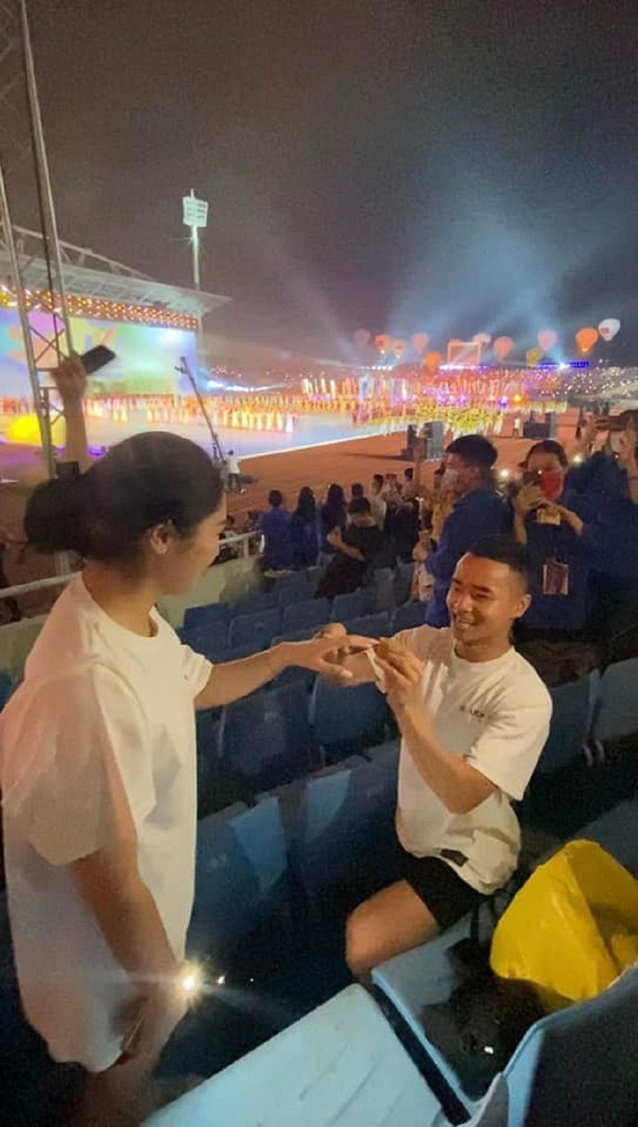 Pháo hoa khai mạc SEA Games vừa bắn, anh chàng chớp luôn thời cơ cầu hôn bạn gái - 2