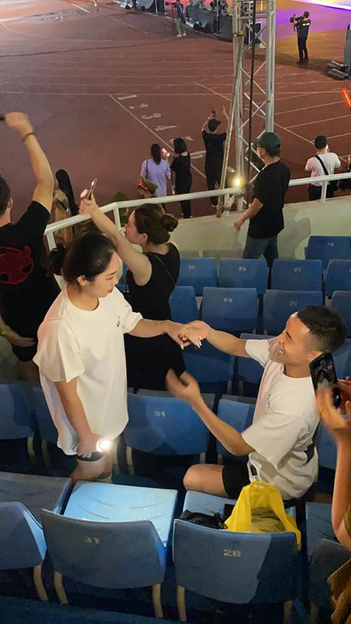 Pháo hoa khai mạc SEA Games vừa bắn, anh chàng chớp luôn thời cơ cầu hôn bạn gái - 3