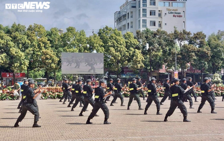 Ảnh: Mãn nhãn cảnh sát cơ động dùng cổ uốn cong thanh sắt, đi trên mảnh chai - 3