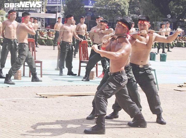 Ảnh: Mãn nhãn cảnh sát cơ động dùng cổ uốn cong thanh sắt, đi trên mảnh chai - 6