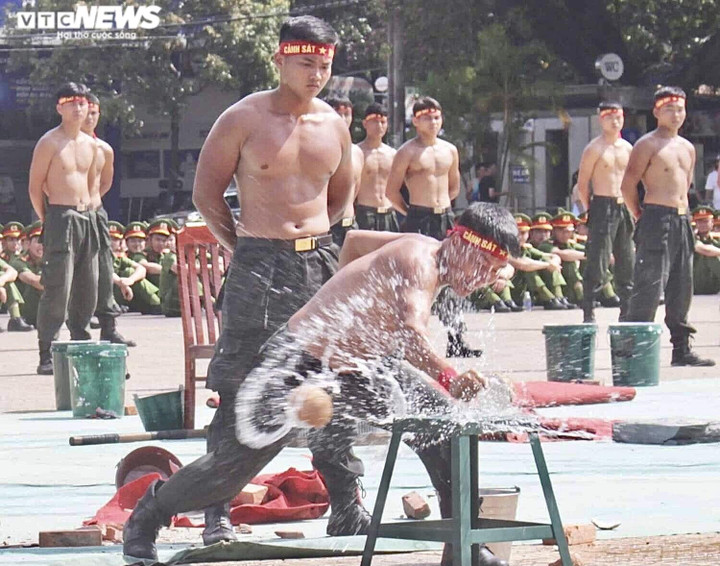 Ảnh: Mãn nhãn cảnh sát cơ động dùng cổ uốn cong thanh sắt, đi trên mảnh chai - 11