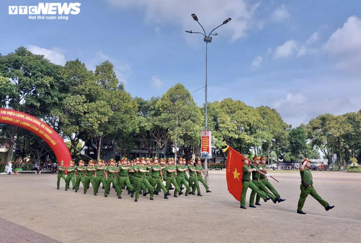 Ảnh: Mãn nhãn cảnh sát cơ động dùng cổ uốn cong thanh sắt, đi trên mảnh chai - 1