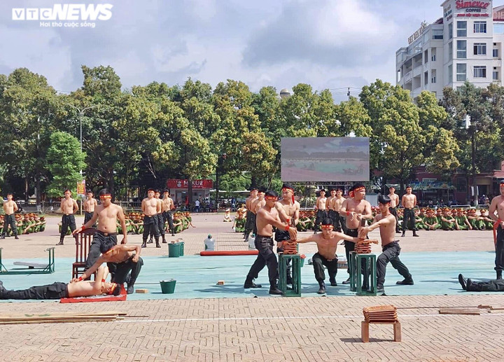 Ảnh: Mãn nhãn cảnh sát cơ động dùng cổ uốn cong thanh sắt, đi trên mảnh chai - 5