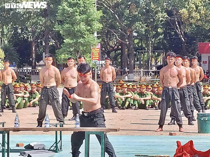 Ảnh: Mãn nhãn cảnh sát cơ động dùng cổ uốn cong thanh sắt, đi trên mảnh chai - 10