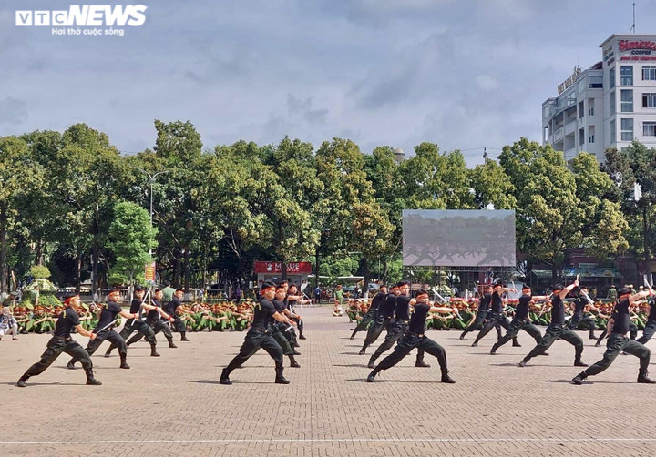 Ảnh: Mãn nhãn cảnh sát cơ động dùng cổ uốn cong thanh sắt, đi trên mảnh chai - 4