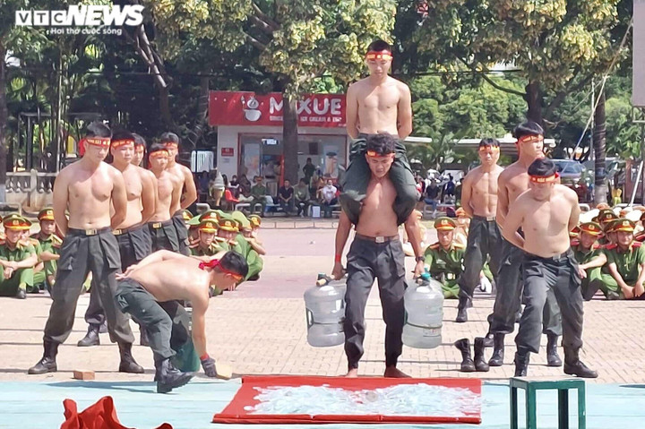 Ảnh: Mãn nhãn cảnh sát cơ động dùng cổ uốn cong thanh sắt, đi trên mảnh chai - 7