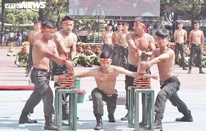 Ảnh: Mãn nhãn cảnh sát cơ động dùng cổ uốn cong thanh sắt, đi trên mảnh chai - 9