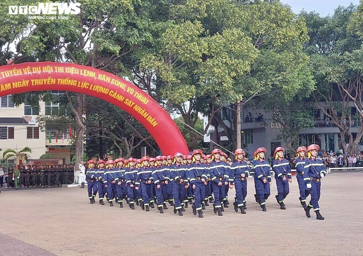 Ảnh: Mãn nhãn cảnh sát cơ động dùng cổ uốn cong thanh sắt, đi trên mảnh chai - 2