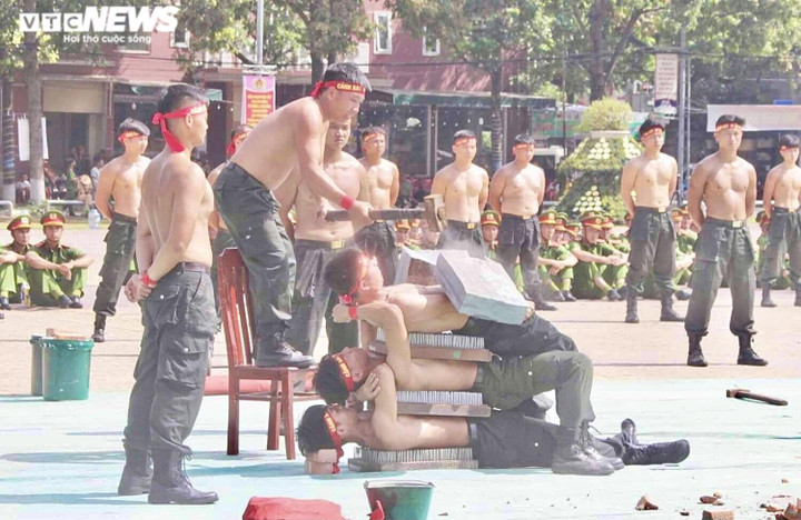 Ảnh: Mãn nhãn cảnh sát cơ động dùng cổ uốn cong thanh sắt, đi trên mảnh chai - 8