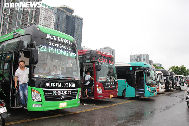 Giá xăng dầu cao ngất, doanh nghiệp vận tải đau đầu tính chuyện tăng giá vé - 1