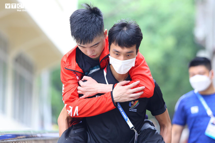 Võ sĩ Việt Nam chấn thương giữa bài thi, bất động trên thảm đấu - 3